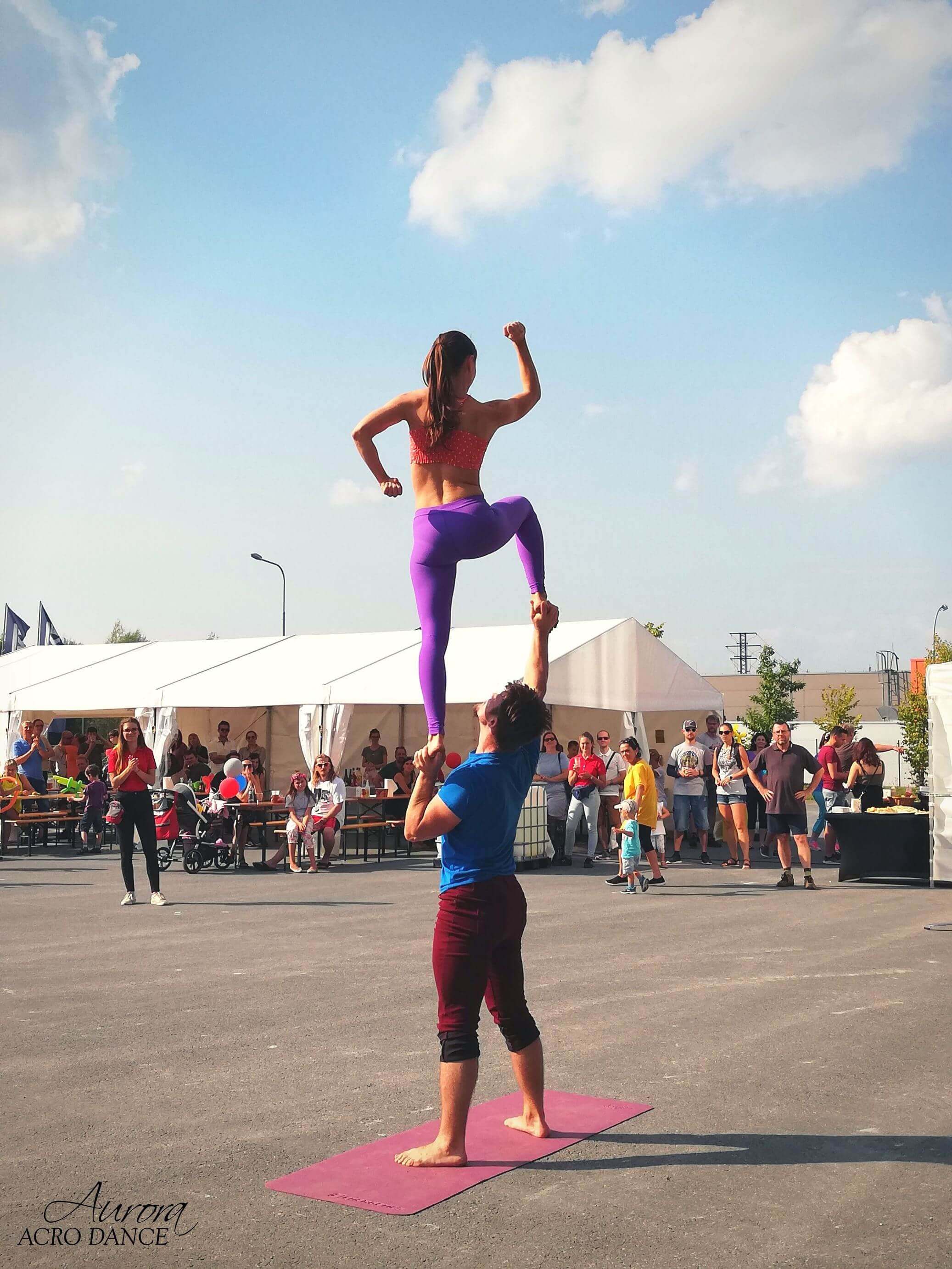 Akrobatické vystoupení pro děti