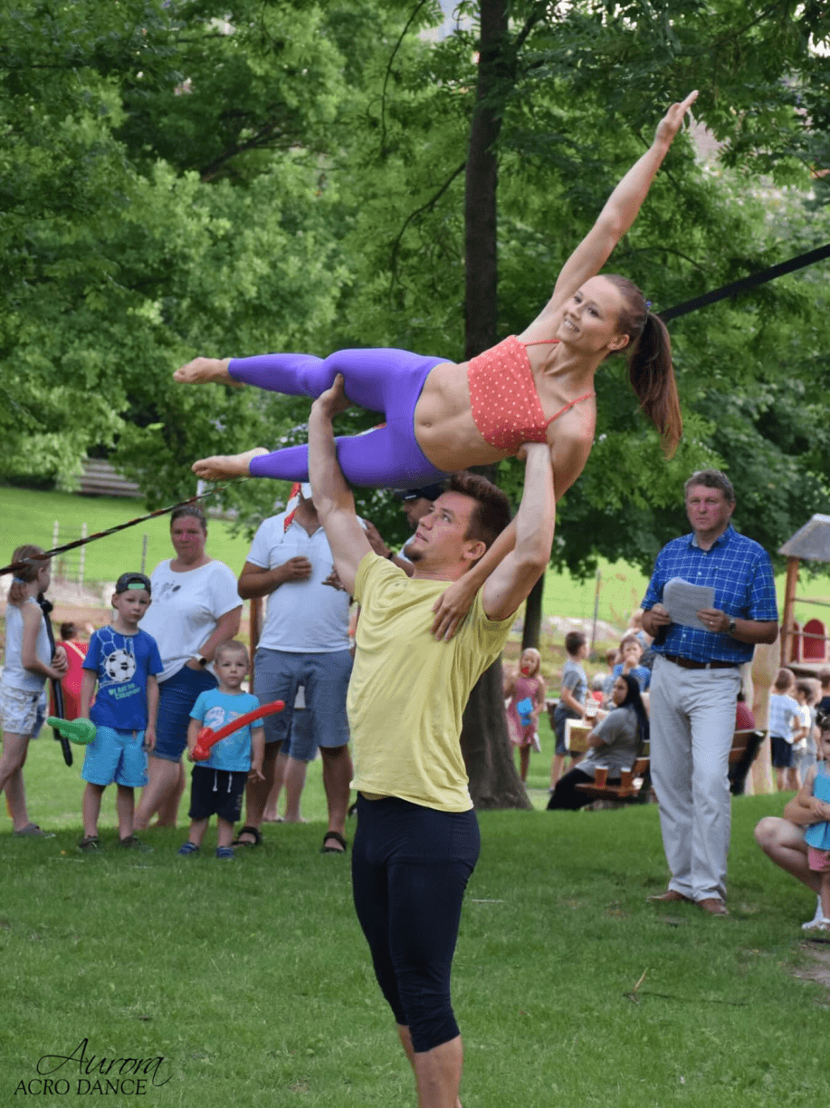 Akrobatické vystoupení pro děti