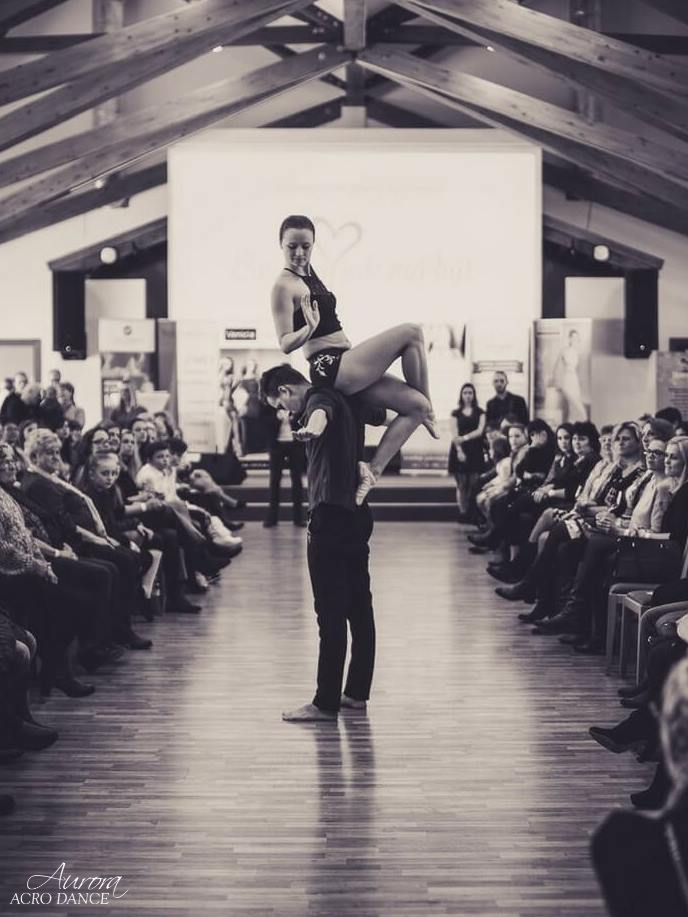 Akrobatické vystoupení - Černá labuť